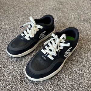 Cariuma Women's Sneakers in Black and White